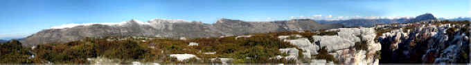 vue panoramique depuis le sommet du Réglés(152529 octets)