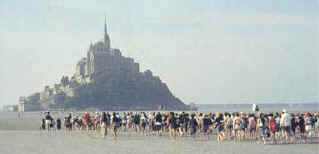 photo de l'arrivée d'un pèlerinage au Mont-Saint-Michel